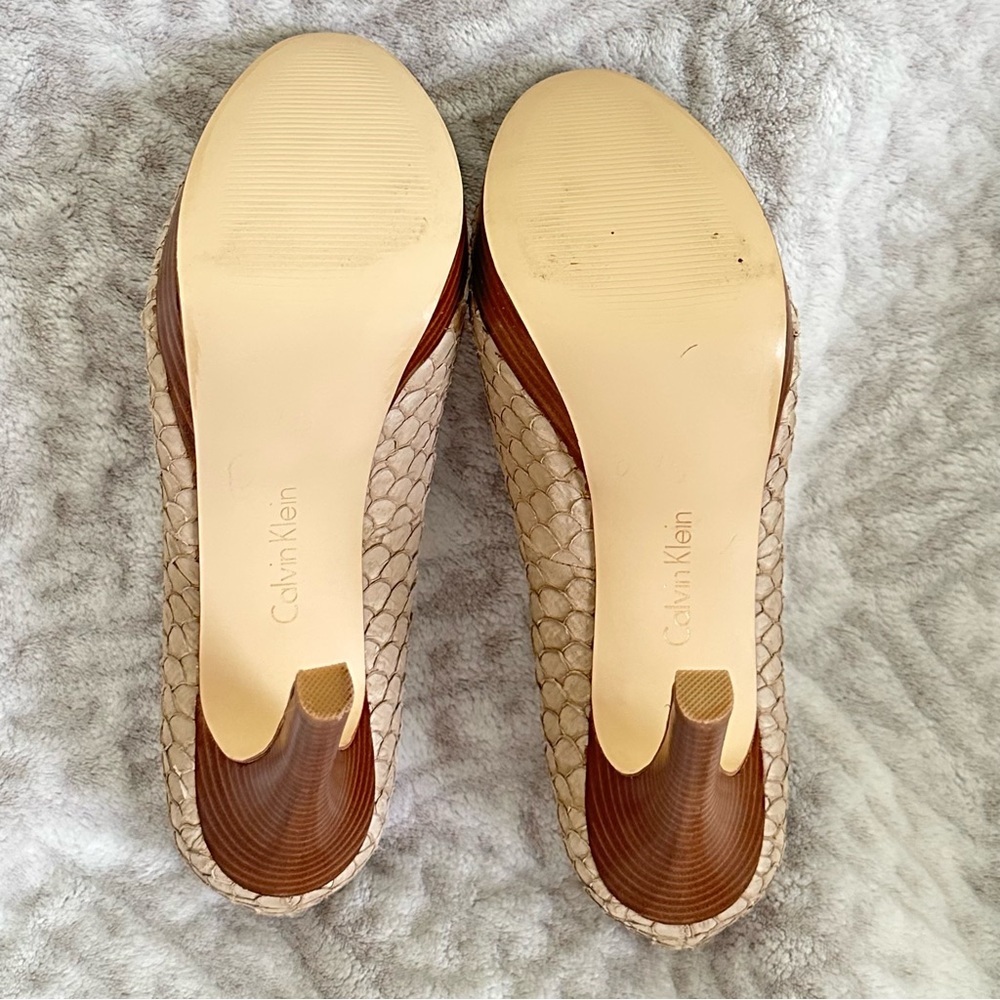 Calvin Klein Kendall Platform Heels, Fish Scale
Pattern Beige size 8M✨EUC✨ - Picture 8 of 11